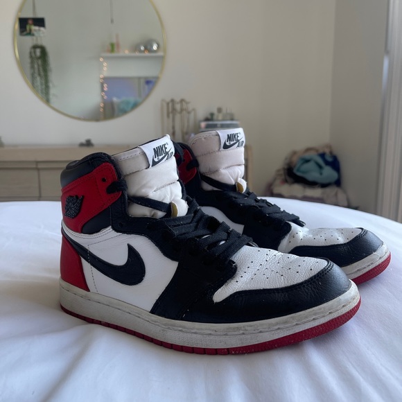 Women’s Air Jordan 1 Retro High ‘Satin Black Toe’ - Size US 9 W - Picture 8 of 9